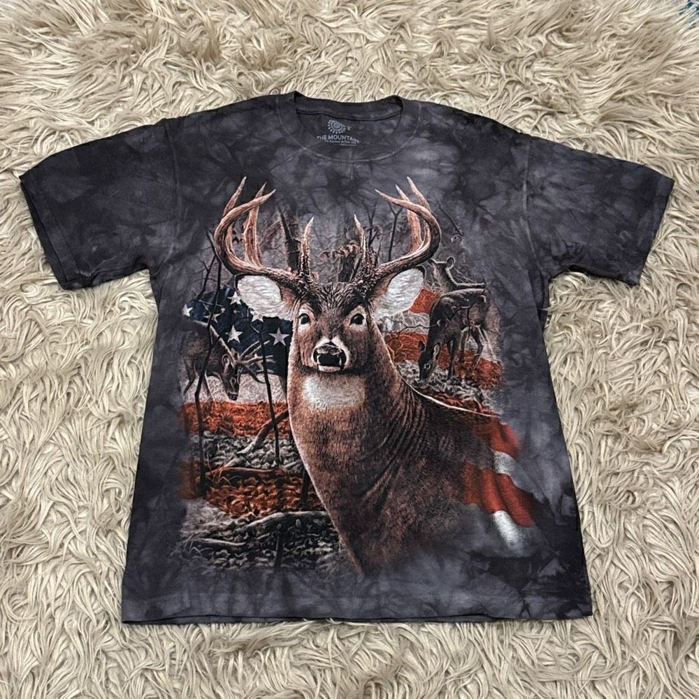 The Mountain buck dear and flag shirt small